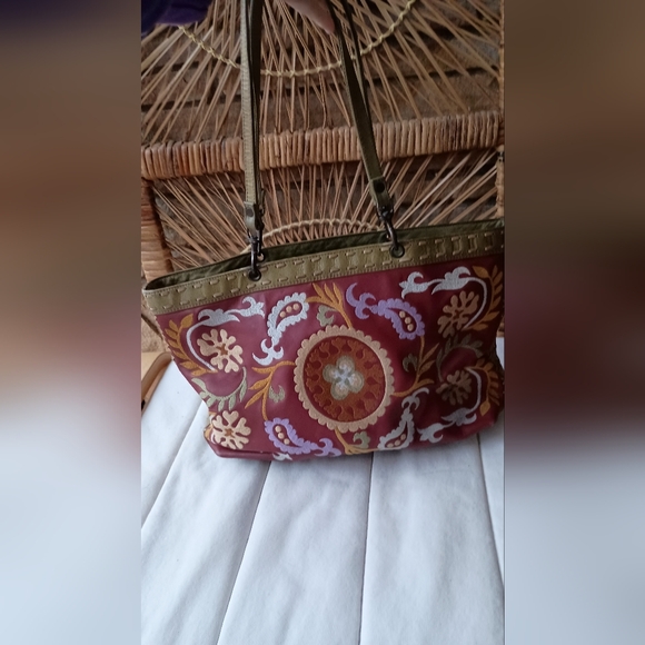 Vintage Isabella Fiora Embroidered Floral Tote Bag - Red and Green - Picture 3 of 7